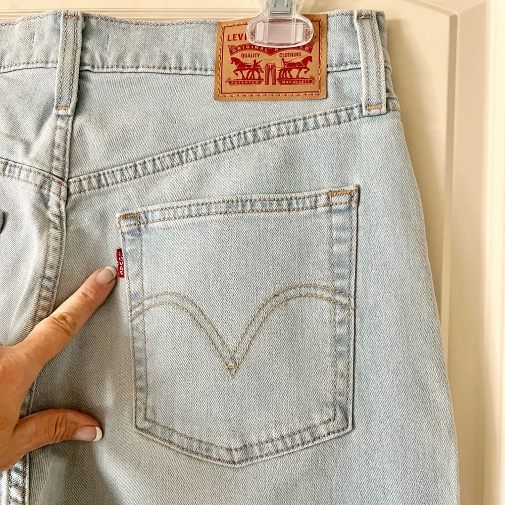 Levi’s High Waisted Mom Jeans Light Wash Tapered Leg 26986 Size 31